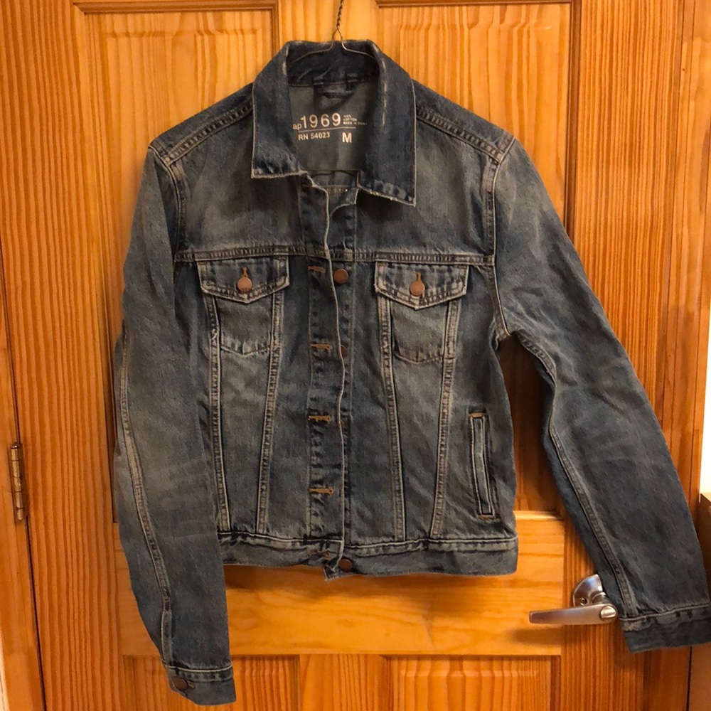 GAP 1969 classic jean jacket. Worn once. Perfect condition.